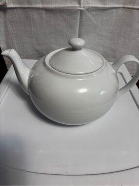 Fitz and Floyd Gourmet Everyday White Porcelain tea pot with lid Round Oven safe